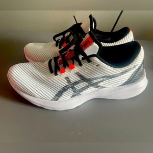 Women’s ASICS shoes - size 10 (VGUC)